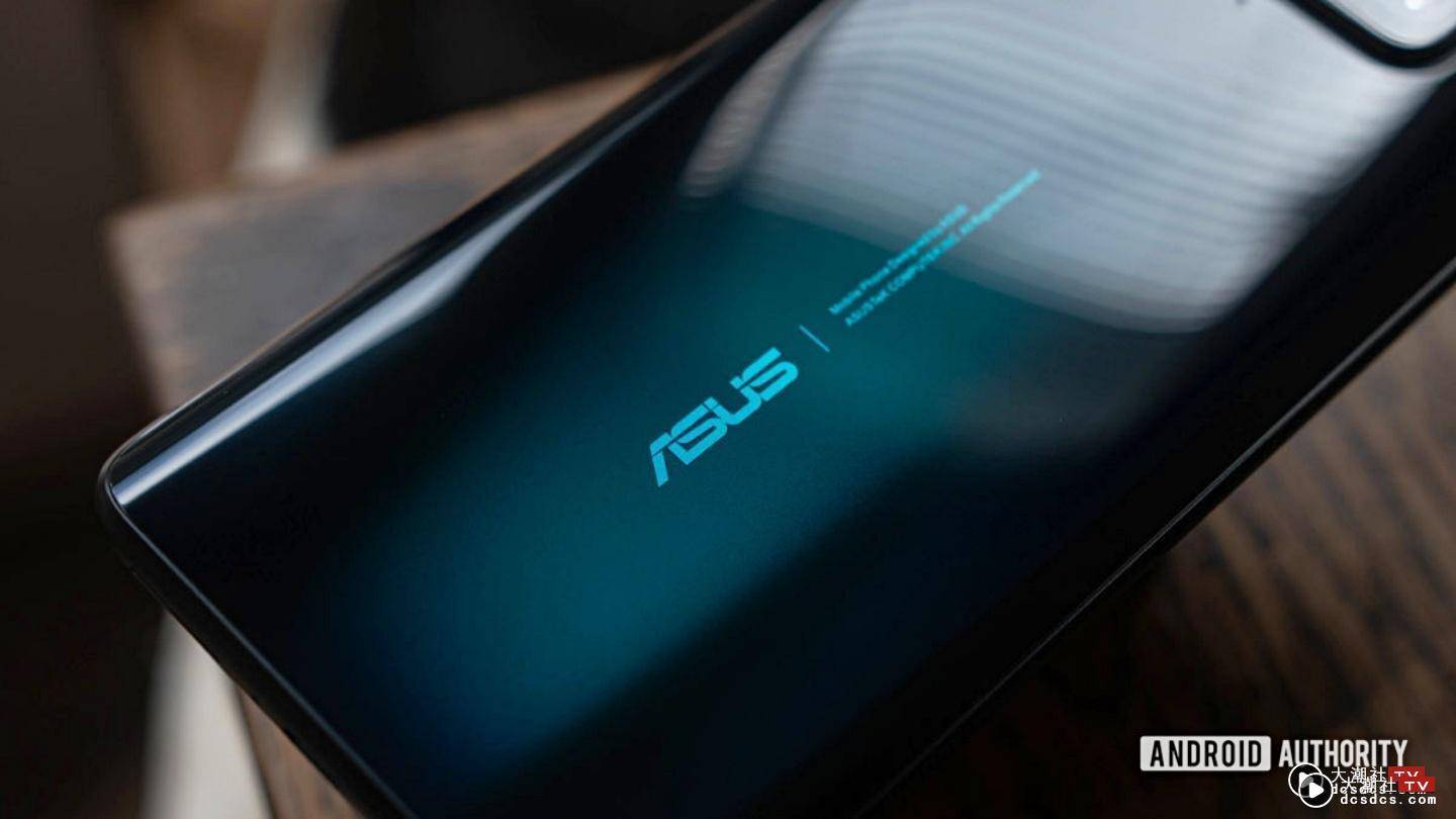 外媒提出对华硕 ZenFone 8 的‘ 六大期待 ’ 希望延续翻转镜头模组、还期盼能加入无线充电功能